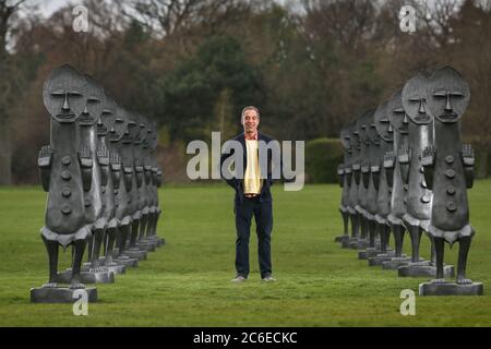 Künstler Zak Ove in der Mitte seiner 80 identischen Graphitfiguren im Yorkshire Sculpture Park in Wakefield, UK. Die zwei Meter hohen Skulpturen sind Teil Stockfoto