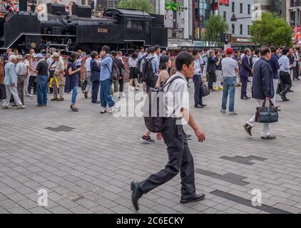 Japanischer Salaryman auf dem Steam Locomative (SL) Platz von Shimbashi, Tokio, Japan. Stockfoto