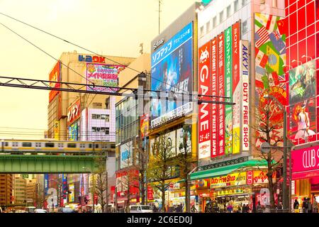 Akihabara Electric Town, Tokyo, Kanto Region, Honshu, Japan - Werbetafeln auf Videospiel-Läden. Stockfoto