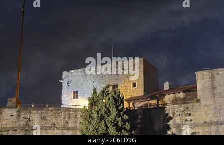 Außenansicht der Kathedrale Saint Justus Trieste und des Glockenturms (Cattedrale di San Giusto Martyre), Italien. Kathedrale St. Justus Trieste in ni Stockfoto