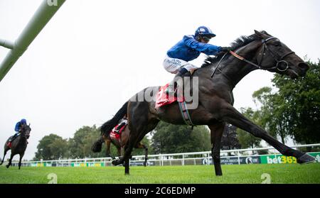 Al Aasy, von Jim Crowley geritten, gewinnt die Bahrain Trophy Stakes am ersten Tag des Moet and Chandon July Festivals auf der Newmarket Racecourse. Stockfoto