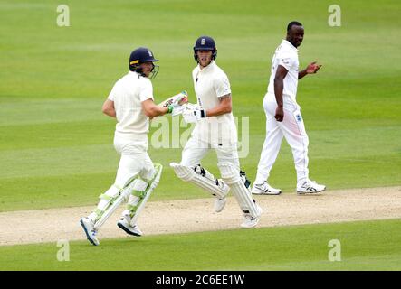 England Captain Ben Stokes (Mitte) und Jos Buttler Punkten während des zweiten Tages der Test Series im Ageas Bowl, Southampton. Stockfoto