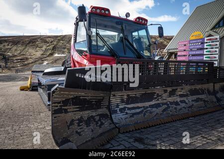 Pistenbasher-Maschine im Frühling im Lecht Ski Resort in Cairngorms, Schottland. Stockfoto