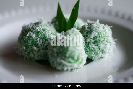 Klepon. Traditionelle Pandanus Reisbällchen aus klejeweidem Mehl und geriebener Kokosnuss mit Palmzucker-Füllung. Traditionelle indonesische Küche. Stockfoto