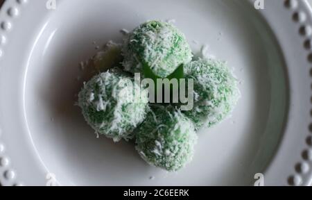 Klepon. Traditionelle Pandanus Reisbällchen aus klejeweidem Mehl und geriebener Kokosnuss mit Palmzucker-Füllung. Traditionelle indonesische Küche. Stockfoto