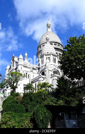 Historisches Gebäude in Montmartre. Blauer Himmel im Hintergrund Stockfoto