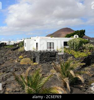 Typisch spanische Häuser auf Lavafeld in Tahiche, Lanzarote, Kanarische Inseln Stockfoto