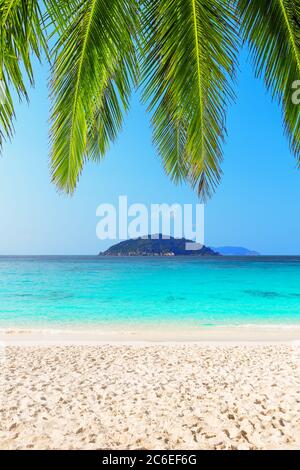 Schöner Strand und blauer Himmel auf Similan Inseln, Thailand. Urlaub Urlaub Urlaub Hintergrund Wallpaper. Blick auf den schönen tropischen Strand. Reisen Sommerurlaub Stockfoto