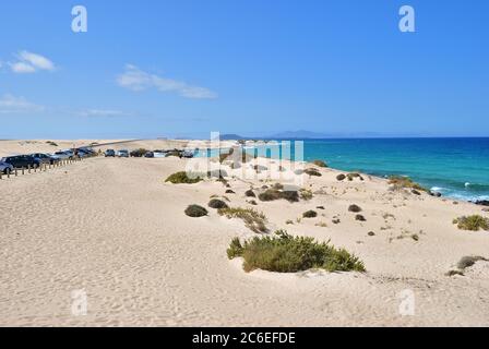 Fuerteventura, Spanien - 20. Juni 2008: Parkplatz und Panoramablick auf die Sanddünen am Strand Corralejo, Fuerteventura, Kanarische Inseln Stockfoto