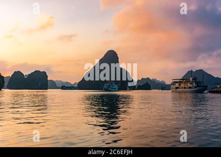 Fantastischer Sonnenuntergang über ha Long Bay, Vietnam Stockfoto