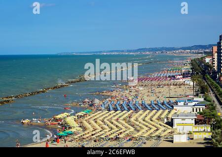 Blick auf die Adriaküste mit den Stränden in Montesilvano Pescara, Abruzzen Region, Italien Stockfoto