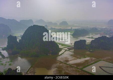 Landschaft von Tam CoC bei starkem Regen, Vietnam Stockfoto