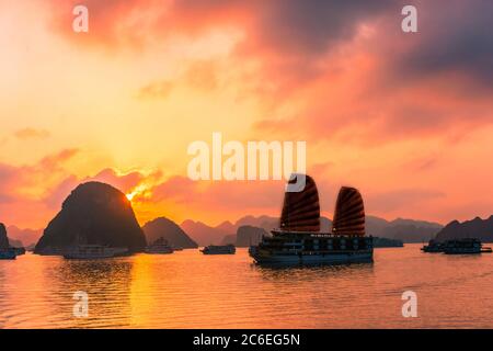 Fantastischer Sonnenuntergang über ha Long Bay, Vietnam Stockfoto