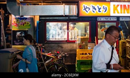 Menschenmenge in Yurakucho Hintergasse gefüllt mit kleinen Dinern, Pubs und Izakaya bei Nacht, Tokio, Japan. Stockfoto