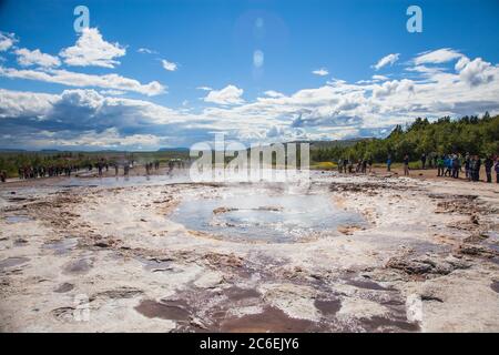 Stokkur, Island - 20. Juli 2015: Eruption, Geysir Stokkur, tolle Lage am Goldenen Kreis bei Reykjavik. Ausbrechen reichlich und häufig: A Stockfoto