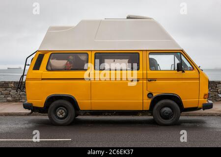 Fountainstown, Cork, Irland. Juli 2020. Ein Volkswagen Wohnmobil aus den 1970er Jahren parkte an der Küste an einem feuchten, nassen Tag in Fountainstown, Co. Cork, Irland. - Credit; David Creedon / Alamy Live News Stockfoto