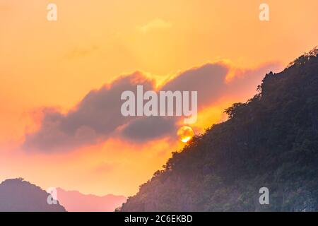 Fantastischer Sonnenuntergang über ha Long Bay, Vietnam Stockfoto
