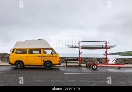 Fountainstown, Cork, Irland. Juli 2020. Ein Volkswagen Wohnmobil aus den 1970er Jahren parkte an der Küste an einem feuchten, nassen Tag in Fountainstown, Co. Cork, Irland. - Credit; David Creedon / Alamy Live News Stockfoto