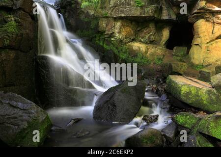 Sommeransicht von Lumsdale Falls, Bentley Brook, in der Nähe von Matlock Stadt, Peak District National Park, Derbyshire Dales, England, Großbritannien Stockfoto