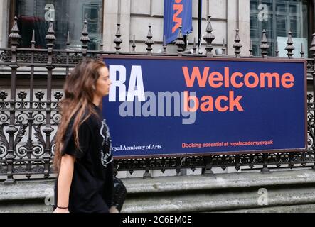 Piccadilly, London, Großbritannien. Juli 2020. Coronavirus-Pandemie: Die Royal Academy (RA) öffnet heute am 9. Juli für Freunde und die Öffentlichkeit am 16. Juli wieder. Kredit: Matthew Chattle/Alamy Live Nachrichten Stockfoto