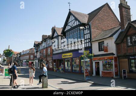 Geschäfte in der Henley Street in stratford upon Avon in Warwickshire in Großbritannien am 22. Juni 2020 Stockfoto