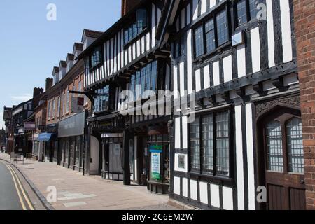 Alte Gebäude in der Henley Street in Stratford upon Avon in Warwickshire in Großbritannien am 22. Juni 2020 Stockfoto