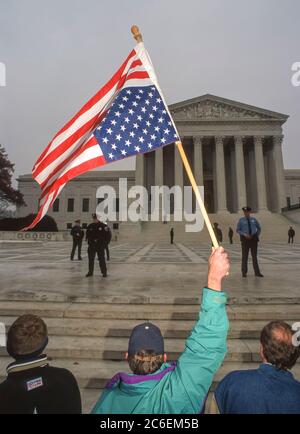 WASHINGTON, DC, USA, 11. DEZEMBER 2000 - Protest gegen den Streit um die Präsidentschaftswahl vor dem Gebäude des Obersten Gerichtshofs der Vereinigten Staaten. Stockfoto