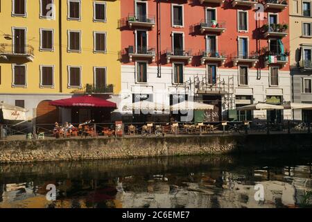 Mailand, Italien. Juli 2020. Mailand nach der Schleuse unten an einem Wochentag entlang der Naviglio Grande. Es gibt nur wenige Touristen und wenige Menschen, aber die Stadt versucht langsam, wieder normal. (Foto von Luca Ponti/Pacific Press) Quelle: Pacific Press Agency/Alamy Live News Stockfoto