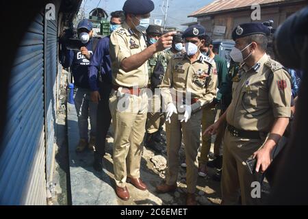 Mustafabad Dorf Baindpora Bezirk, Indien. Juli 2020. IGP Vija kumar inspiziert zusammen mit anderen hochrangigen Beamten das Haus des BJP-Führers waseem bari, der von Rebel zusammen mit zwei Familienmitgliedern, Vater und Bruder, erschossen wurde. (Foto von Sajad Hameed/Pacific Press Kredit: Pacific Press Agency/Alamy Live News Stockfoto