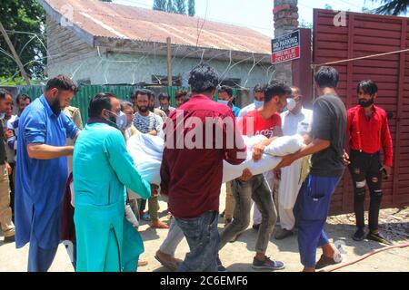 Mustafabad Dorf Baindpora Bezirk, Indien. Juli 2020. Verwandte, die den Leichnam des getöteten BJP-Führers wasim bari, Wasim bari, seines Bruders und seines Vaters trugen, wurden von Rebellen vor einem Haus im Dorf Mustafabad im Distrikt Baindpora in Kaschmir, Indien, erschossen (Foto: Sajad Hameed/Pacific Press Credit: Pacific Press Agency/Alamy Live News Stockfoto