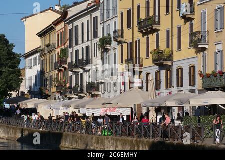 Mailand, Italien. Juli 2020. Mailand nach der Schleuse unten an einem Wochentag entlang der Naviglio Grande. Es gibt nur wenige Touristen und wenige Menschen, aber die Stadt versucht langsam, wieder normal. (Foto von Luca Ponti/Pacific Press) Quelle: Pacific Press Agency/Alamy Live News Stockfoto