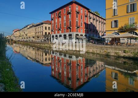 Mailand, Italien. Juli 2020. Mailand nach der Schleuse unten an einem Wochentag entlang der Naviglio Grande. Es gibt nur wenige Touristen und wenige Menschen, aber die Stadt versucht langsam, wieder normal. (Foto von Luca Ponti/Pacific Press) Quelle: Pacific Press Agency/Alamy Live News Stockfoto