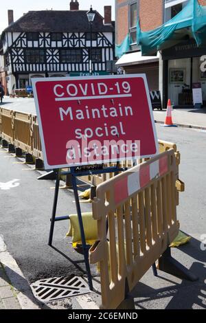 Ein soziales Fernschild für Covid-19 in Stratford-upon-Avon in Warwickshire in Großbritannien, aufgenommen am 22. Juni 2020. Stockfoto