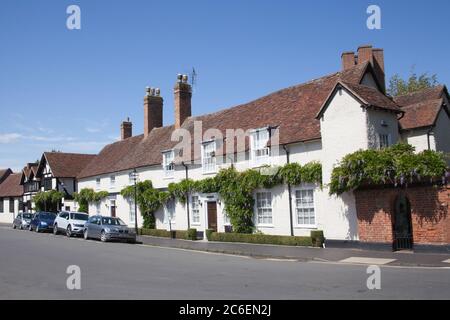 Eine Reihe von Cottages in Stratford upon Avon in Warwickshire in Großbritannien, aufgenommen am 22. Juni 2020. Stockfoto