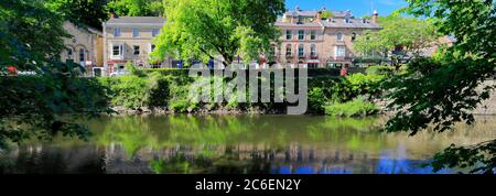 Blick auf Matlock Bath am Fluss Derwent, Peak District National Park, Derbyshire Dales, England, Großbritannien Stockfoto