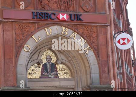 Die HSBC Bank mit einem Wandgemälde von William Shakespeare in Stratford-upon-Avon in Warwickshire, Großbritannien, aufgenommen am 22. Juni 2020. Stockfoto