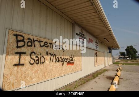 Matagorda, Texas 22. September 2005: Fenster und Türen in kleinen Unternehmen sind verkabelt und der Parkplatz ist leer, da die Bewohner die Gegend verlassen, bevor Hurrikan Rita eintrifft ©Bob Daemmrich Stockfoto