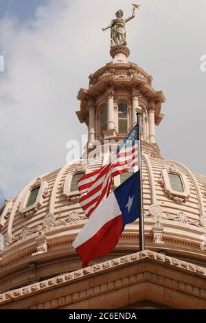 Austin, Texas, USA, 4. Oktober 2005:Texas und amerikanische Flaggen über dem State Capitol. ©Bob Daemmrich Stockfoto