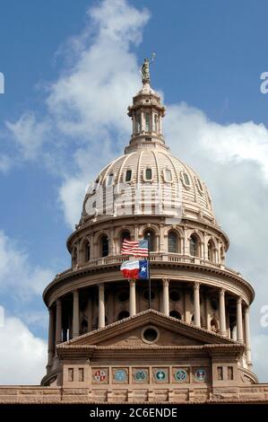 Austin, Texas, USA, 4. Oktober 2005:Texas und amerikanische Flaggen über dem State Capitol. ©Bob Daemmrich Stockfoto