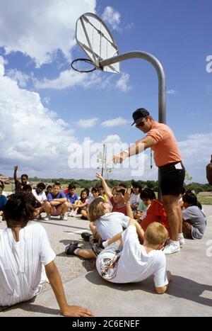 Kinder im Sportunterricht lernen Fußballtechniken. ©Bob Daemmrich Stockfoto