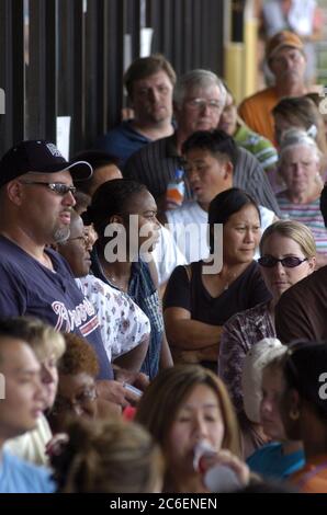 Austin, Texas, USA, 1. Oktober 2005: Evakuierte aus Ost-Texas und Süd-Louisiana drängen sich auf dem Bürgersteig vor dem Katastrophenschutzzentrum des Amerikanischen Roten Kreuzes im Norden von Austin. Teile der beiden staaten sind noch Wochen nach den Hurrikanen Katrina und Rita ohne Dienst. ©Bob Daemmrich Stockfoto