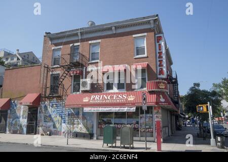 Princess Pizzeria an der Ecke 5th Avenue und 14th Street im Park Slope Viertel von Brooklyn, New York Stockfoto