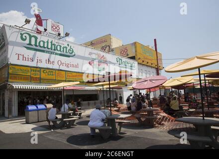 Die berühmten Original Nathan's Hot Dogs auf Coney Island sperren von einigen Tischen, so dass die Gäste angemessen sozial Abstand während der Coronavirus-Epidemie jetzt, da es Sommer ist und die Massen beginnen, zurückzukehren. Stockfoto