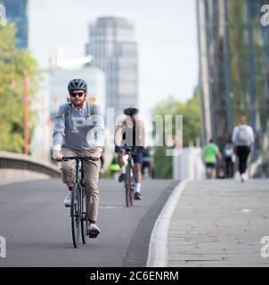 Londoners Radfahren und Wandern Blackfriars Bridge. Juli 2020. London, Großbritannien. Stockfoto