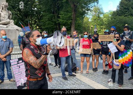 Kundgebung der Ureinwohner am Columbus Circle in Manhattan, die New York und die Bundesregierung ermahnte, Statuen von Christoph Kolumbus zu entfernen, dem ersten Eindringling, der schreckliche Gräueltaten gegen die Ureinwohner Amerikas begangen hat. Stockfoto