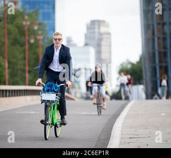 Londoners Radfahren und Wandern Blackfriars Bridge. Juli 2020. London, Großbritannien. Stockfoto