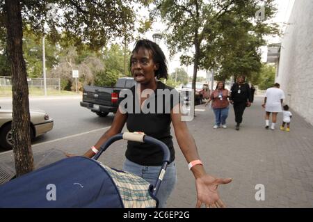 Austin, Texas USA, 4. September 2005: Lakeisha Catchings of New Orleans schreit zu einer Reporterin hinter dem Austin Convention Center, als sie nach jemandem suchte, der ihr bei der Suche nach ihren beiden jungen Söhnen und ihrer Mutter helfen sollte. Catchings sah ihre Familie letzten Dienstag auf dem Dach ihres Hauses in New Orleans, nachdem der Hurrikan Katrina landete. ©Bob Daemmrich Stockfoto