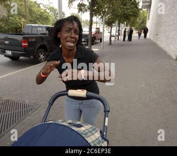 Austin, Texas USA, 4. September 2005: Lakeisha Catchings of New Orleans schreit zu einer Reporterin hinter dem Austin Convention Center, als sie nach jemandem suchte, der ihr bei der Suche nach ihren beiden jungen Söhnen und ihrer Mutter helfen sollte. Catchings sah ihre Familie letzten Dienstag auf dem Dach ihres Hauses in New Orleans, nachdem der Hurrikan Katrina landete. ©Bob Daemmrich Stockfoto