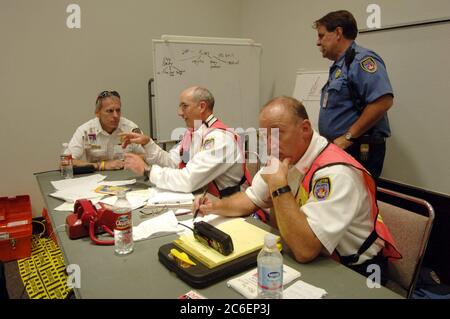 Austin, Texas USA, 4. September 2005: Austin-Notfallbeamte diskutieren Pläne im Austin Convention Center-Operationssaal, als über 4.000 Hurrikan Katrina-Evakuierte über Nacht in die Stadt abstiegen. ©Bob Daemmrich Stockfoto