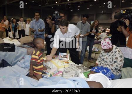 Austin, TX Montag, 5. September 2005: Der Gouverneur von Texas, Rick Perry, schüttelt einem Jungen die Hand am Flüchtlingslager des Austin Convention Center, wo 4,000 Überlebende des Hurrikans Katrina wohnen. ©Bob Daemmrich/ Stockfoto